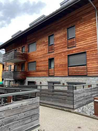 Modern 3 bedroom apartment close to lifts