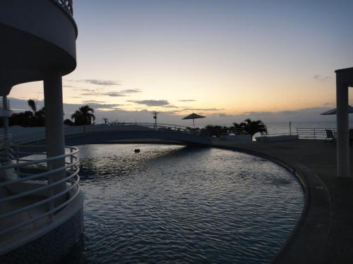 Bazén v ubytování Beach front Condo Tonsupa near Atacames Ecuador nebo v jeho okolí