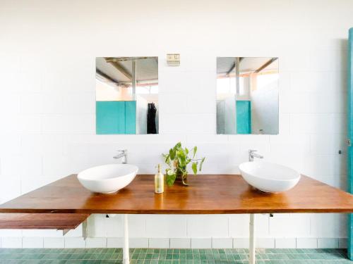 - 2 lavabos sur un comptoir en bois dans la salle de bains dans l'établissement Gorge View Bush Retreat : Katherine NT, à Katherine