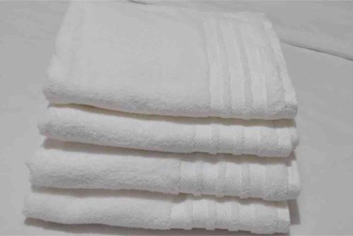 une pile de serviettes blanches empilées les unes sur les autres dans l'établissement 