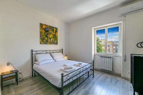 een slaapkamer met een bed en een raam bij AmoRoma Holiday in Rome