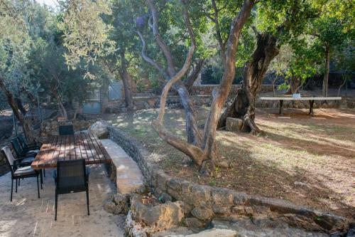 a picnic table and chairs in a park with a tree at Raco de Soller in Sóller