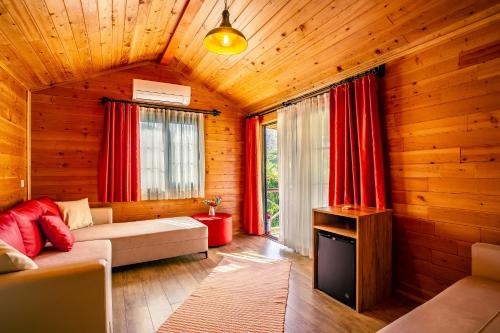 A seating area at Izgen Bungalows