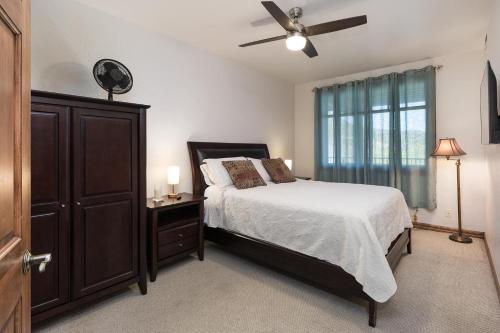 Postel nebo postele na pokoji v ubytování Boulevard Condo - Unit 241