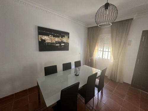 セテニル・デ・ラス・ボデガスにあるLa casita del Cabañaの白いテーブルと椅子のあるダイニングルーム