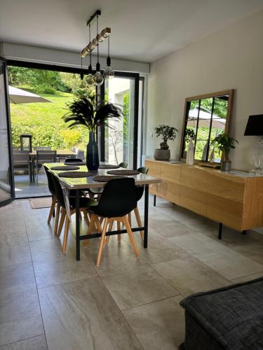 kuchnia i jadalnia ze stołem i krzesłami w obiekcie Maison d architecte avec spa w Épernay
