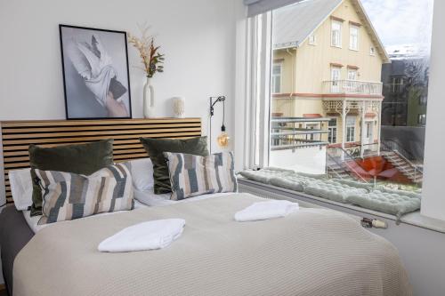 阿克雷里的住宿－Charming deluxe apartment，一间卧室设有一张大床和一个窗户。