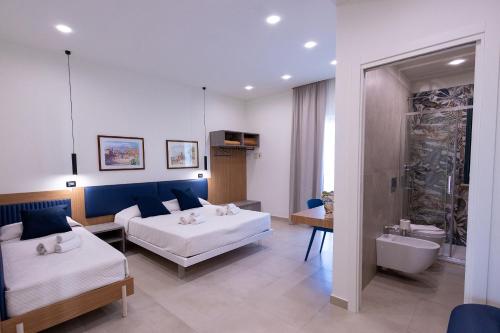 Pokój hotelowy z 2 łóżkami i łazienką w obiekcie Villa Iris w mieście Giardini Naxos