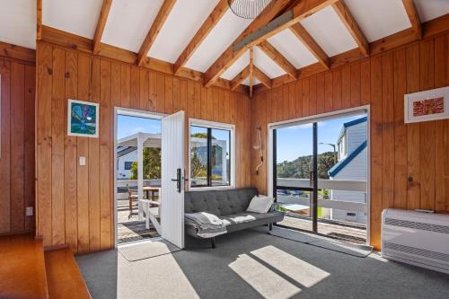 Χώρος καθιστικού στο Mayor Magic - Onemana Holiday Home