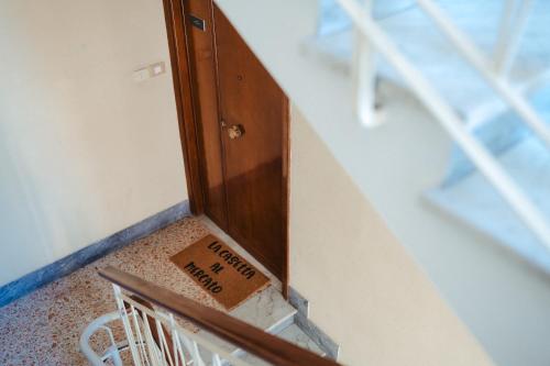 a box sitting on the floor in front of a door at La casetta al mercato in Civitavecchia