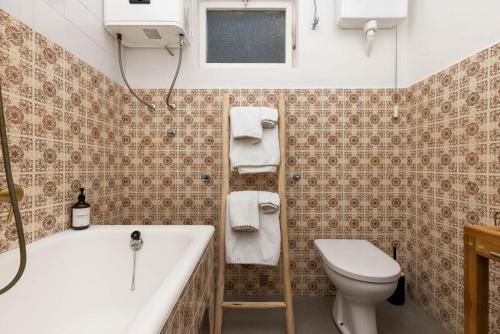 La salle de bains est pourvue d'une baignoire, de toilettes et d'un lavabo. dans l'établissement Alaburic rooms & apartment, à Mali Lošinj