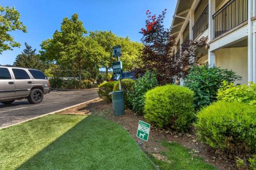a sign in a yard in front of a building at Best Western Plus Inn Scotts Valley in Scotts Valley