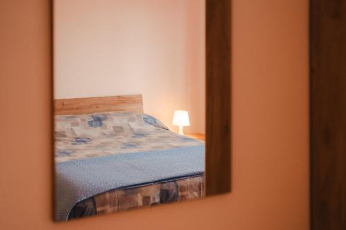 a mirror reflection of a bed in a bedroom at La casetta al mercato in Civitavecchia