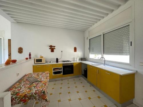 Una cocina o cocineta en Loft Soukra avec piscine