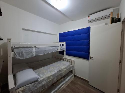 Двухъярусная кровать или двухъярусные кровати в номере Casa Vila da Saúde, aconchegante com 2 garagens e 2 quartos