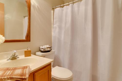 Bathroom sa Charming Hidden Valley Resort Home Walk to Slopes