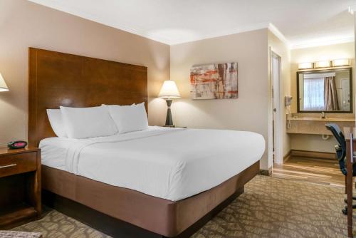 Katil atau katil-katil dalam bilik di Best Western of Hartland