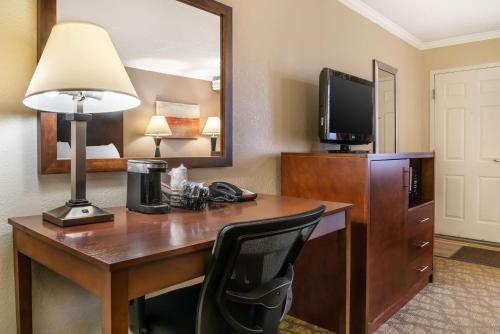 Televisyen dan/atau pusat hiburan di Best Western of Hartland