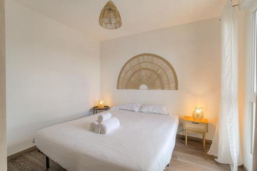 - une chambre dotée d'un lit blanc avec un animal rembourré dans l'établissement Cosy et Calme avec parking, à Villeurbanne