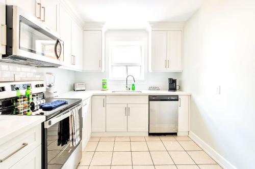 Kuchyň nebo kuchyňský kout v ubytování 1BR Modern Apt in Corktown Hamilton