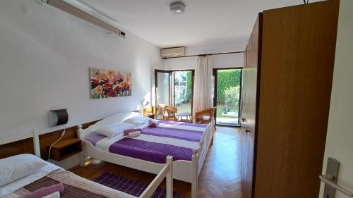una camera con due letti e una camera con finestra di Apartmani Cocolo a Poreč (Parenzo)