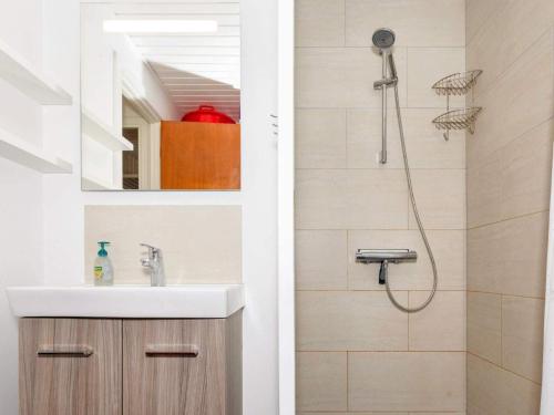 La salle de bains est pourvue d'un lavabo et d'une douche. dans l'établissement Holiday home Nykøbing M VII, à Alsted