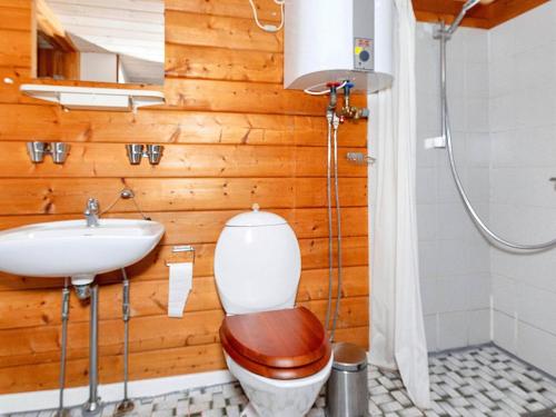 een badkamer met een toilet en een wastafel bij Holiday home Roslev XXXIII in Roslev