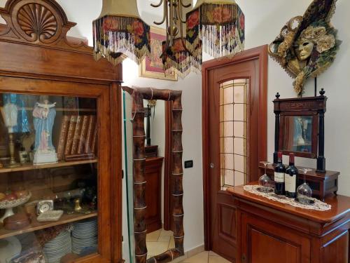 Habitación con armario de madera y espejo. en BB penny en Forlì