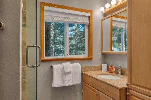 Φωτογραφία από το άλμπουμ του 3BR with Hot Tub 1 Mile to Diamond Peak σε Incline Village