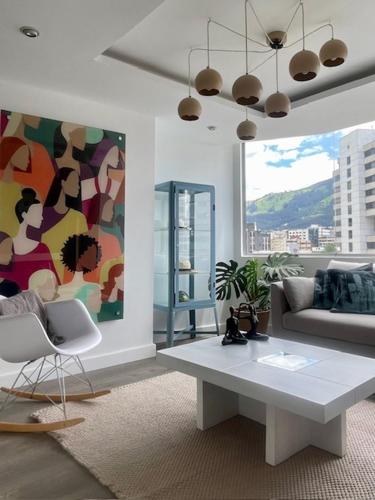 sala de estar con sofá y mesa en Suite UIO, en Quito