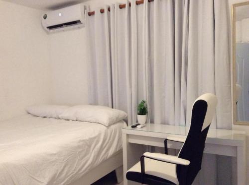 En eller flere senge i et værelse på Apartment in Nagua city center with parking 1-3 bedrooms and free WiFi