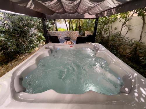 Cozy Apartment with Private Terrace في ماندري: jacuzzificialificialivializalificionalizalivialization