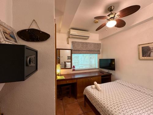 香港にあるバリ ホリデー リゾートのベッドルーム1室(ベッド1台、デスク、シーリングファン付)