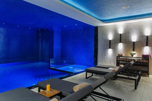 Habitación con piscina y techo azul. en Arts Hotel Harbiye - Special Class, en Estambul