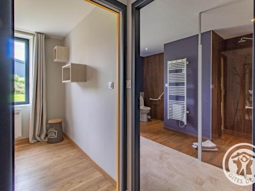 a bathroom with a toilet and a glass door at Gîte Rochefort-sur-Loire, 3 pièces, 4 personnes - FR-1-622-3 in Rochefort-sur-Loire