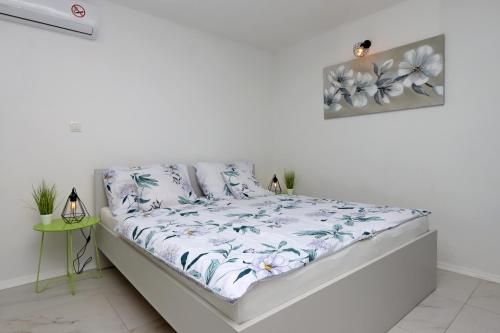Apartments by the sea Senj - 22576