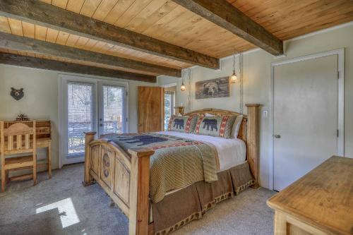 Schlafzimmer mit einem Bett und einem Tisch in der Unterkunft 39 Monkshood in Pagosa Springs