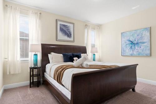 Un dormitorio con una cama grande con un osito de peluche. en Lovely Disney-Themed Family Retreat Pool Theater en Orlando