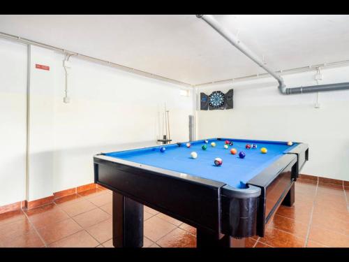 una mesa de billar con pelotas en una habitación en PortoHouse, en Oporto