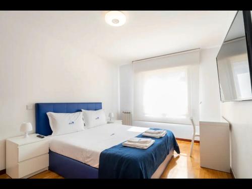 ポルトにあるPortoHouseのベッドルーム(青と白のベッド1台、窓付)