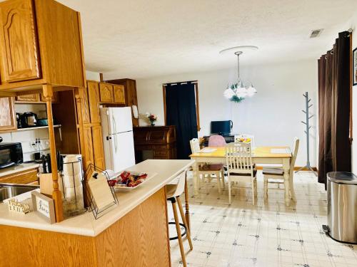 uma cozinha e sala de jantar com mesa e cadeiras em Dover Tower em Dover