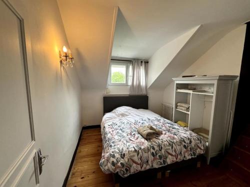 une petite chambre avec un lit dans un grenier dans l'établissement Maison chaleureuse 160 m2 avec grand jardin, à Anzin