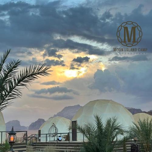 una vista sul campo dell'isola lunare sotto un cielo nuvoloso di Moon Island Camp a Wadi Rum