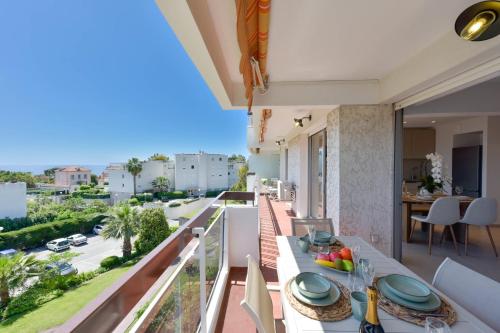 un balcon avec une table et une vue sur une ville dans l'établissement Luxury 1-Br apartment sea view parking, à Vallauris