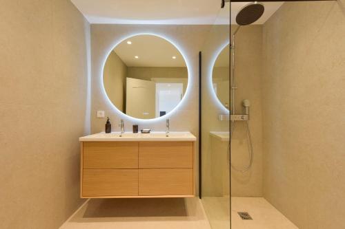une salle de bain avec un lavabo et un miroir dans l'établissement Luxury 1-Br apartment sea view parking, à Vallauris