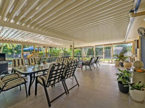 une salle à manger avec une table et des chaises dans l'établissement Synergy Beachside Nudist Retreat, à Hervey Bay