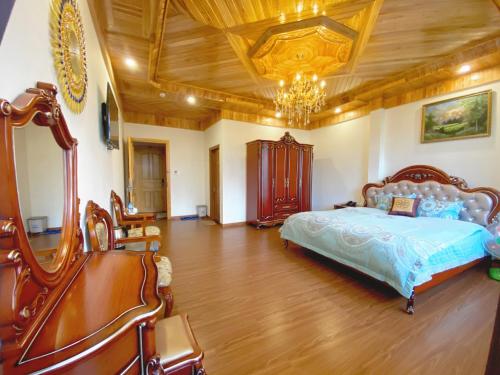 - une chambre avec un lit et un plafond en bois dans l'établissement HANZ Hoa Dang Hotel, à Đà Lạt