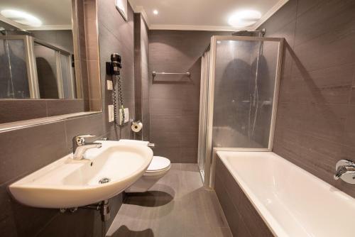 een badkamer met een wastafel, een toilet en een bad bij Duxeranger D Top 2 in Krimml