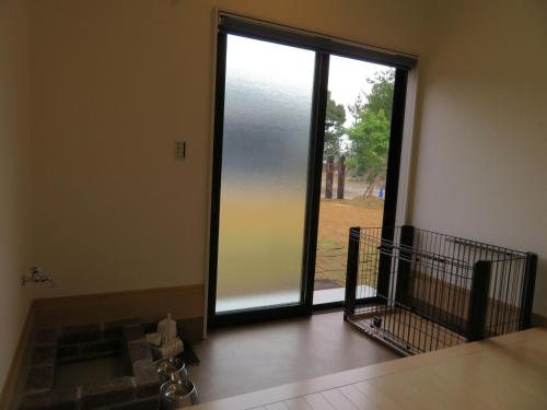 um quarto vazio com uma porta de vidro deslizante em Sunset Village - Vacation STAY 15314v em Onomichi