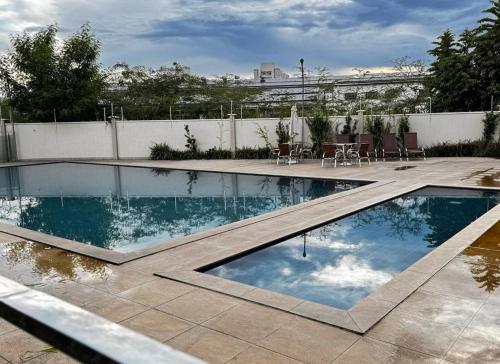 クイアバにあるConforto para até 4 Pessoasの空を反射したスイミングプール